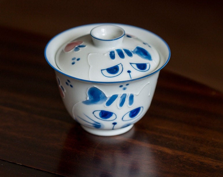 This is a ceramic teapot.this is a ceramic gaiwan