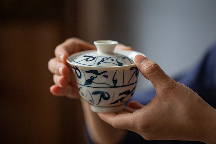 This is a porcelain teapot.This is a ceramic teapot