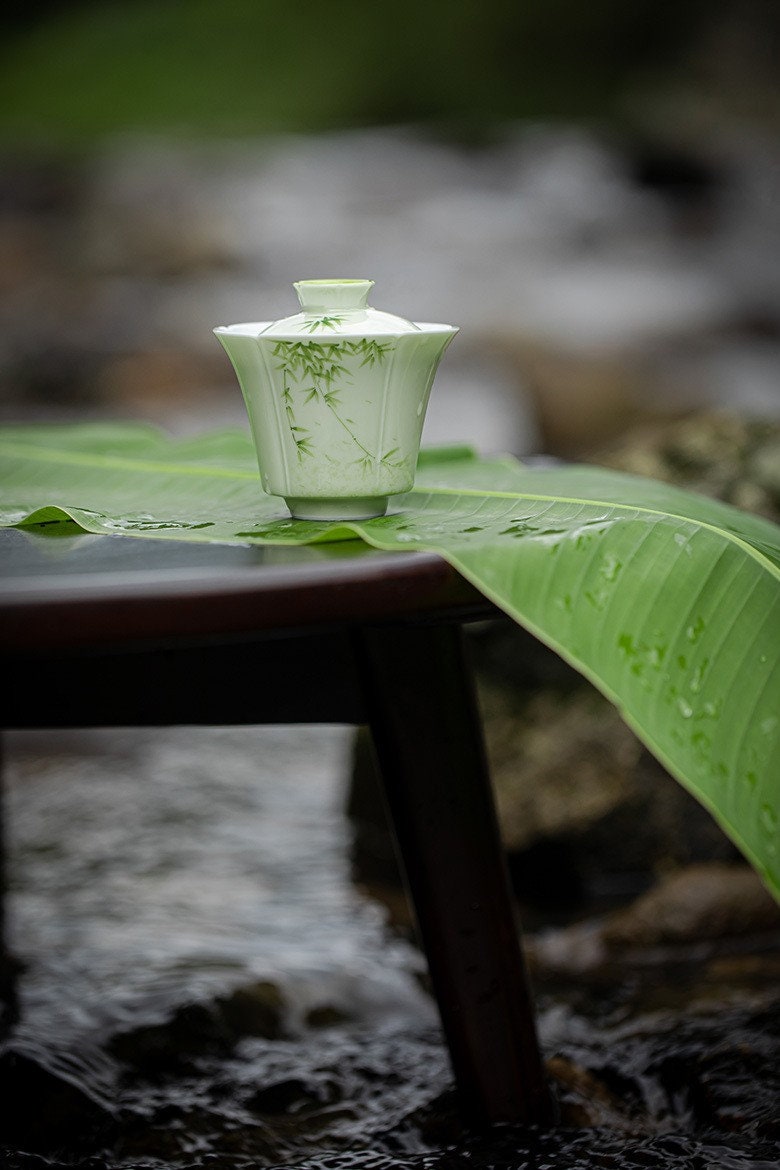 This is a ceramic teapot.this is a ceramic gaiwan