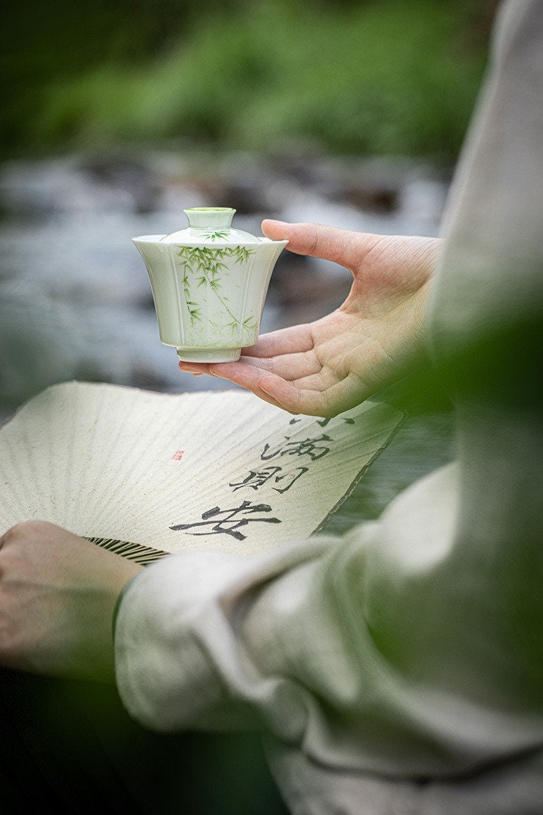 This is a ceramic teapot.this is a ceramic gaiwan