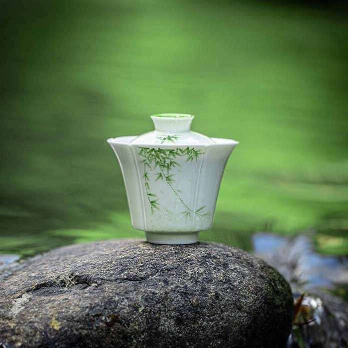 This is a ceramic teapot.this is a ceramic gaiwan