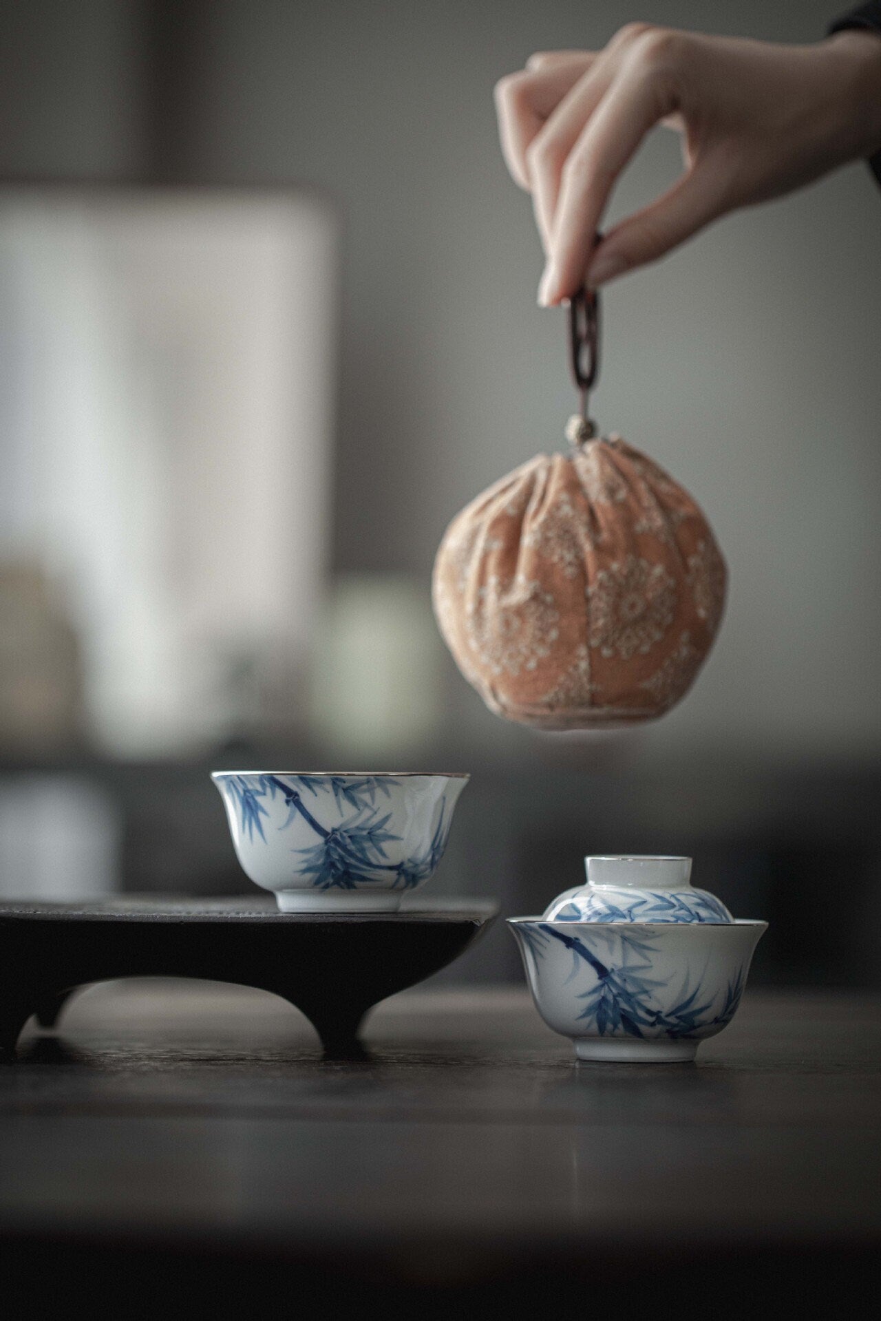 This is a ceramic teapot.this is a ceramic gaiwan