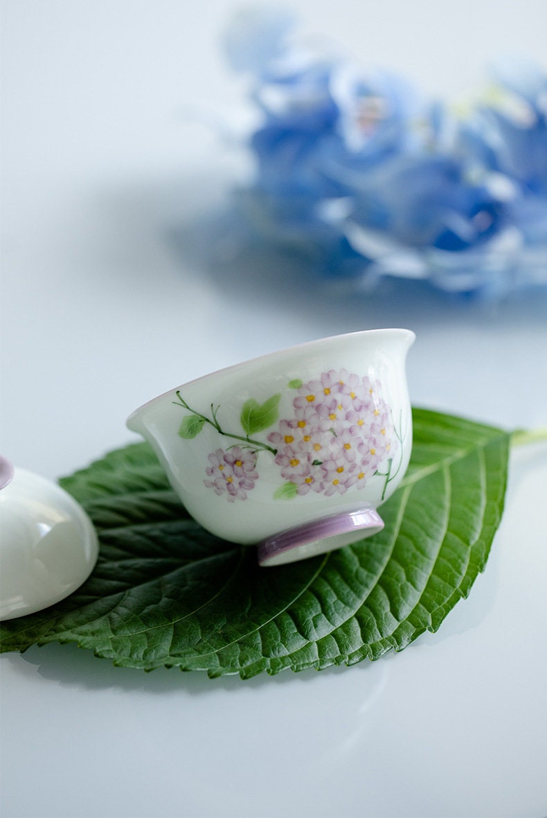 This is a ceramic teapot.this is a ceramic gaiwan