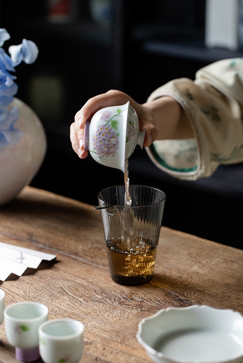 This is a ceramic teapot.this is a ceramic gaiwan