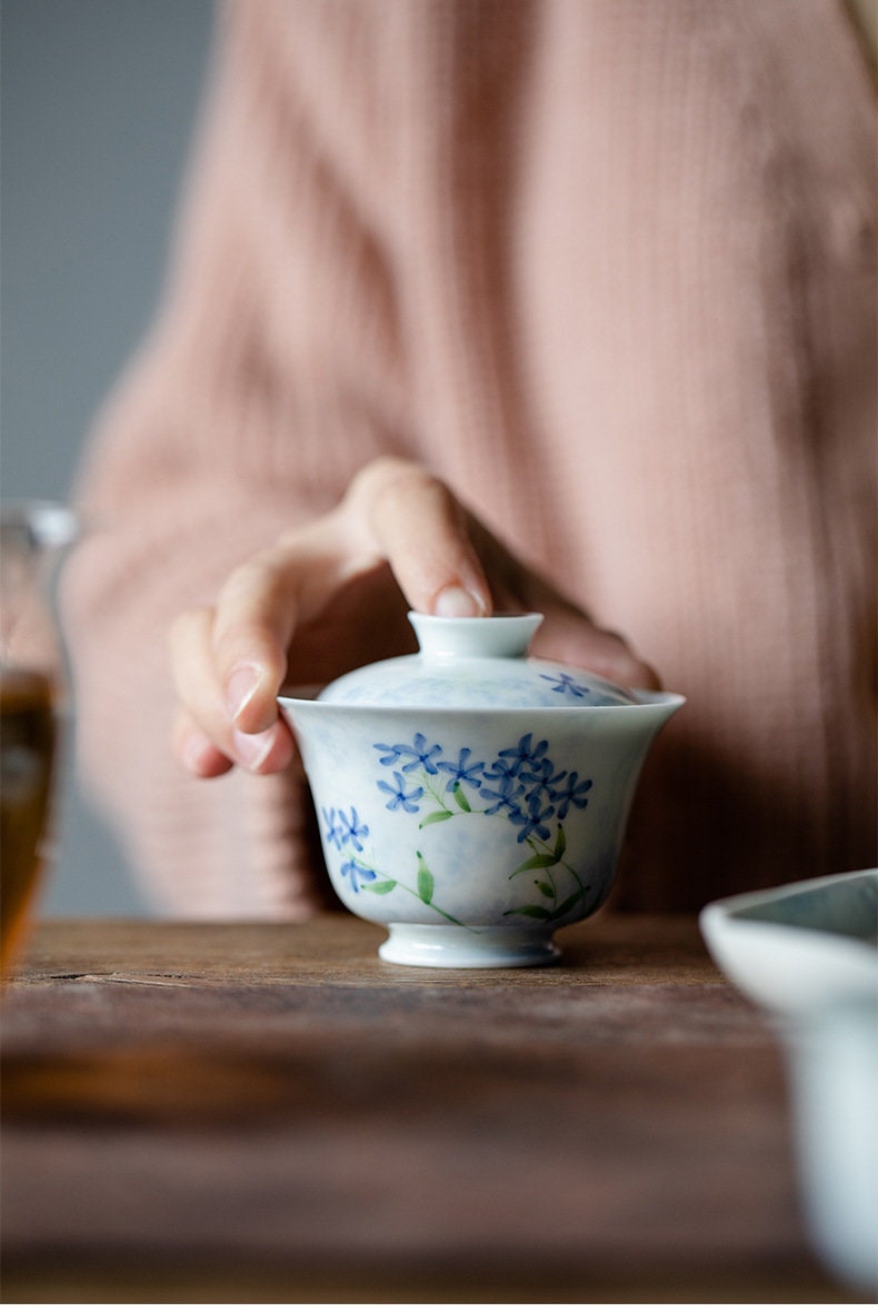 This is a ceramic teapot.this is a ceramic gaiwan