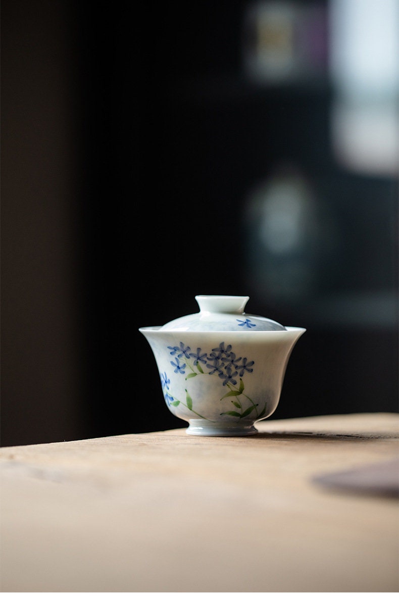 This is a ceramic teapot.this is a ceramic gaiwan